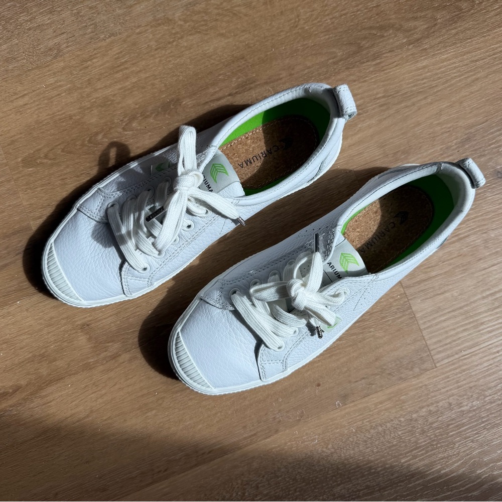Cariuma Women's Low-Top White Leather Sneakers - Picture 2 of 4